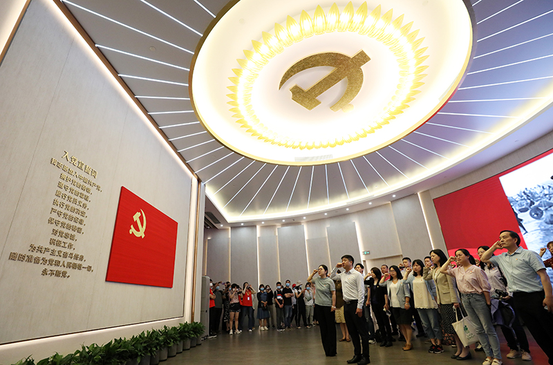 2021年6月3日,党员在上海中共一大纪念馆重温入党誓词