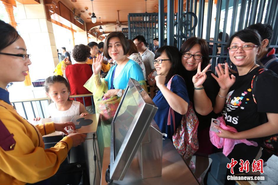 上海迪士尼开园迎首批游客