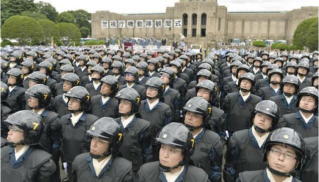日本东京警视厅机动队针对反恐举办阅兵式