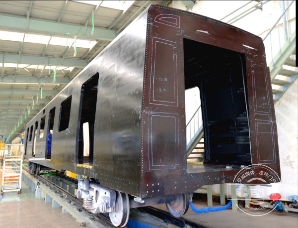 【吉林头条（大字）】长春诞生世界首辆全碳纤维复合材料地铁车体