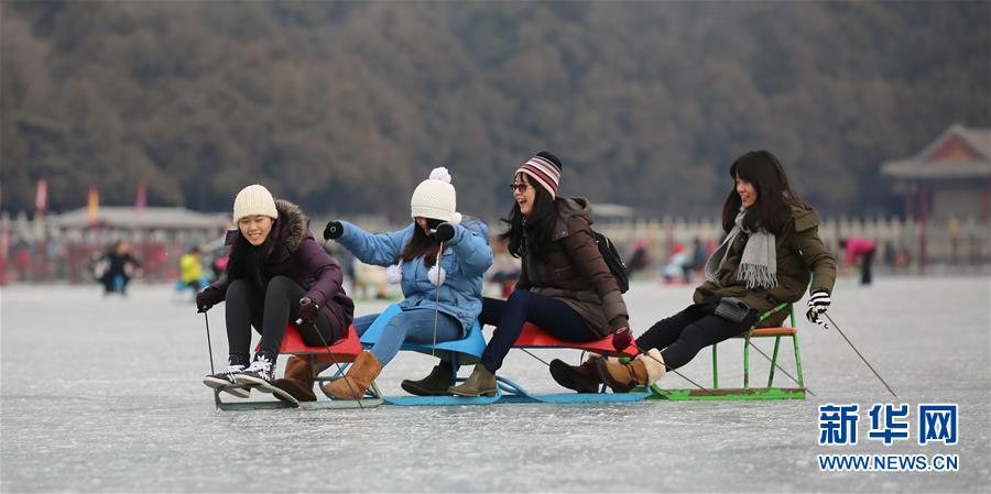 北京：頤和園裏滑冰樂