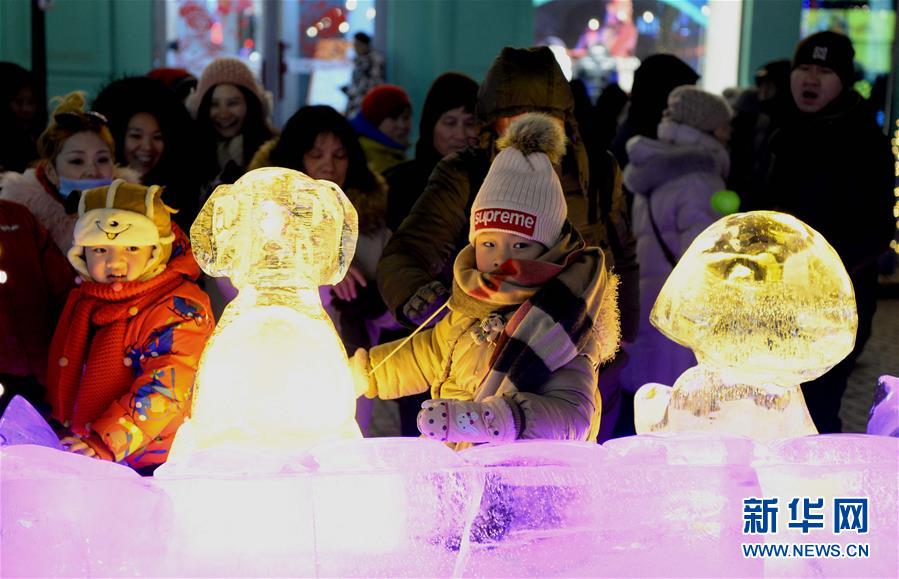 哈尔滨：五彩冰雕扮靓中央大街