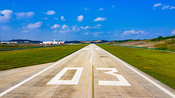 自貢航空産業園區龍頭企業聚集 成就雙百億“航空夢”_fororder_3自貢通用鳳鳴機場寬敞的跑道（攝影-廖志全）