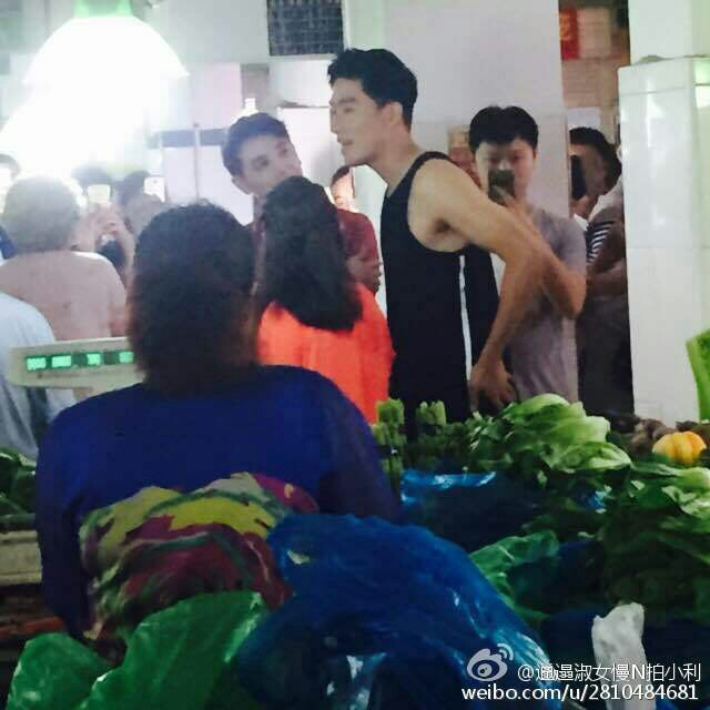 刘翔穿背心裤衩逛菜市场 大妈围观大爷示爱