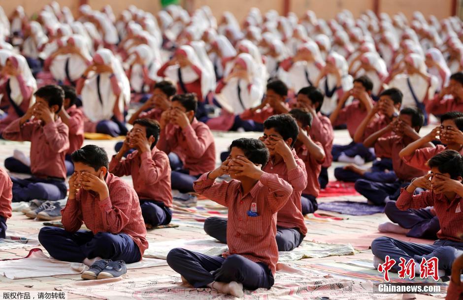 印度将迎“国际瑜伽日” 男女老少齐练瑜伽