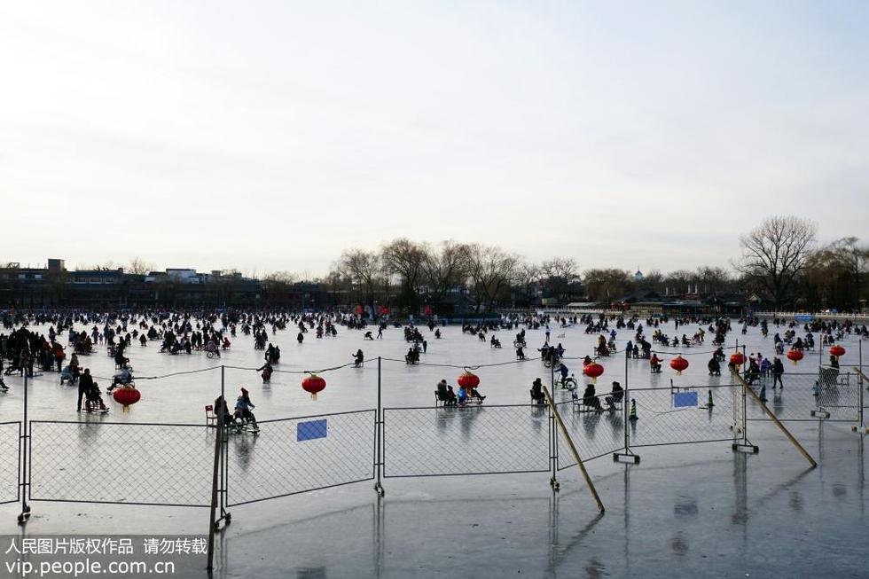北京：什刹海冰场周末人气火爆 市民体验冰上乐趣
