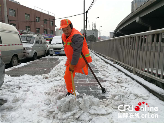 “西安人为你点赞” 残疾保洁员街头铲雪一幕感动网友