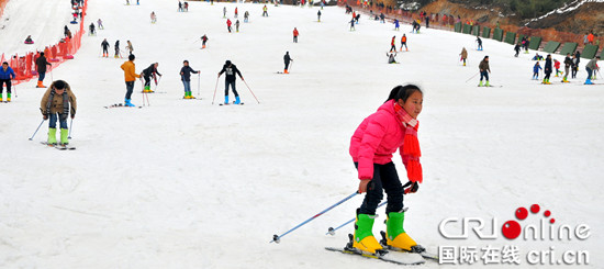 重庆石柱县姊妹滑雪场冰雪体验点燃冬日激情