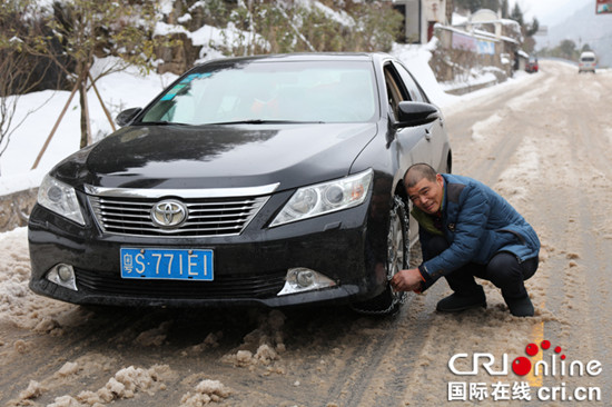 重慶巫山警方大雪天氣全力搶險護路保交通安全