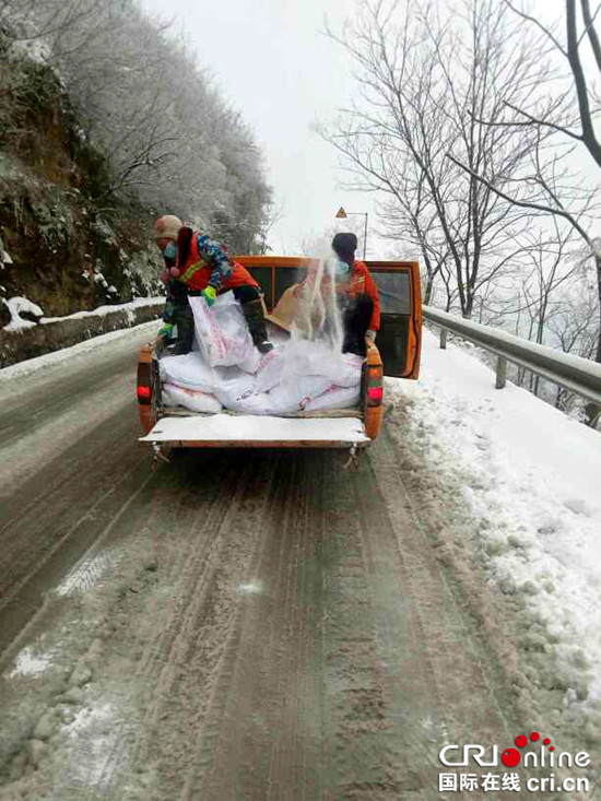 重慶巫山警方大雪天氣全力搶險護路保交通安全