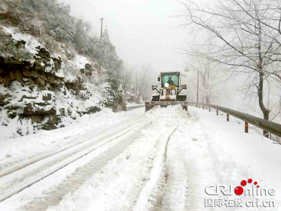 重庆巫山警方大雪天气全力抢险护路保交通安全