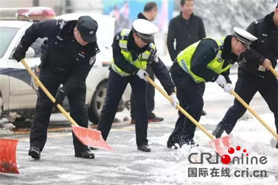 西安长安区24小时清雪除冰不停歇确保市民安全出行