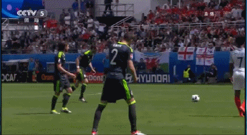 任意球当点球踢贝尔30米外电梯球落叶无声gif