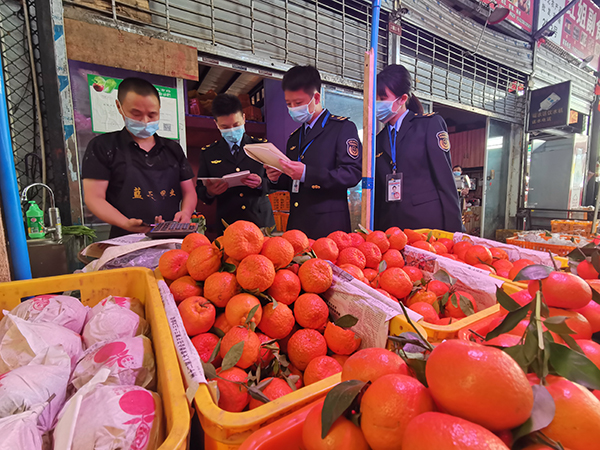 宜宾翠屏区多措并举 做好常态化疫情防控_fororder_翠屏区市场监管局执法人员检查水果进货台账
