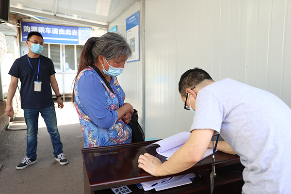 宜宾翠屏区多措并举 做好常态化疫情防控_fororder_没有智能手机的乘客进行信息登记