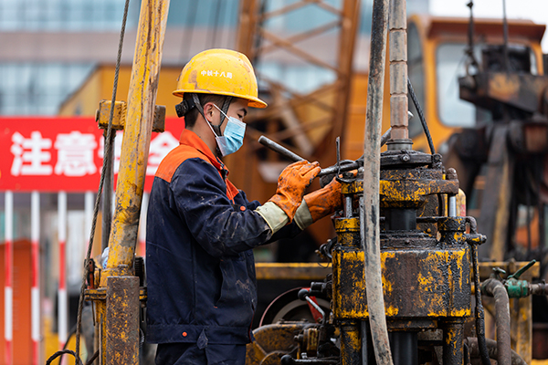 成都轨道在建9条线路已有40座车站封顶_fororder_施工工人在做好防护前提下有序开展施工作业--供图--成都轨道集团