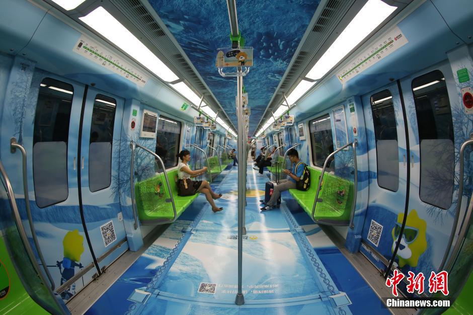 南京地铁车厢变“清凉世界” 充满夏日风情