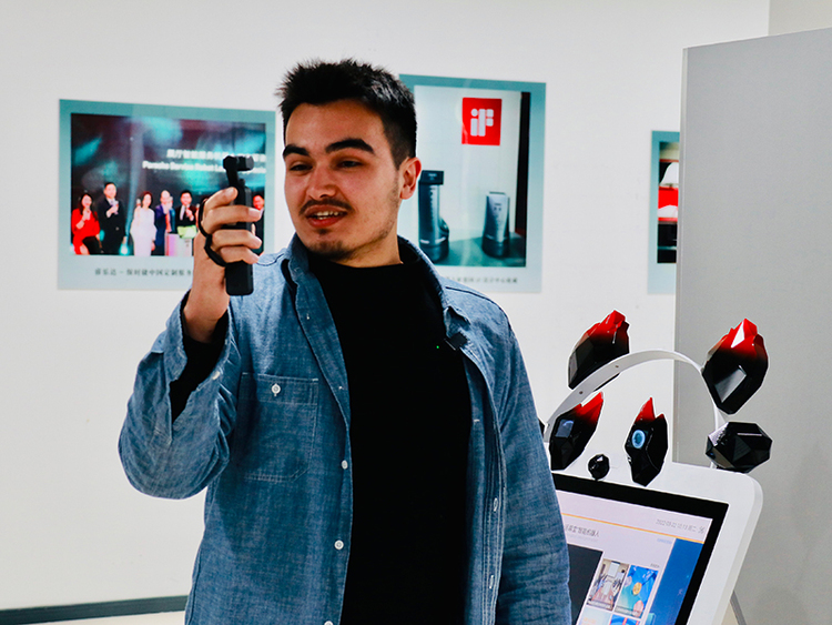 Hi，天府新区！｜“丝路青年”打卡中国公园城市首提地_fororder_贝克与成都大运会吉祥物蓉宝机器人互动-摄影-叶林