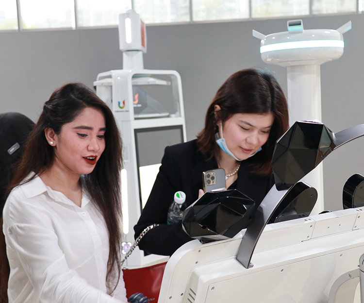 Hi，天府新区！｜“丝路青年”打卡中国公园城市首提地_fororder_丝路青年与成都大运会吉祥物蓉宝机器人趣味互动现场-摄影-叶林