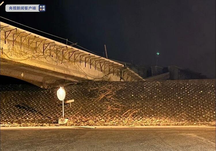 台湾花莲县一桥梁因地震坍塌 没有人员受伤