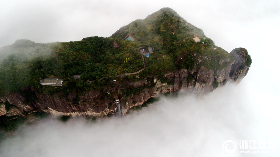 仙居：雾锁群峦似仙境