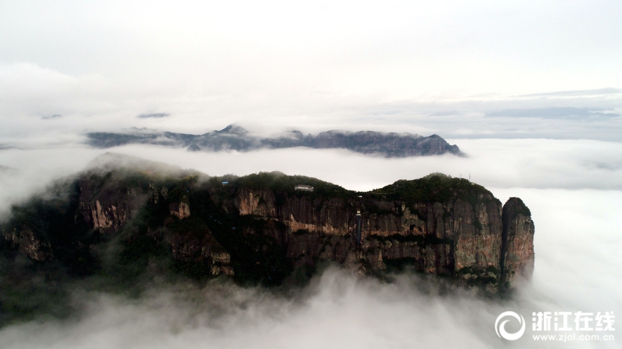 仙居：雾锁群峦似仙境