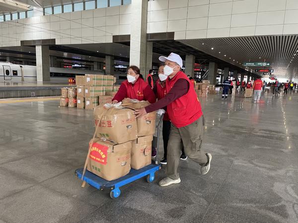 志愿者齐声高呼“上海加油” 河南援沪一万余箱物资全部发出