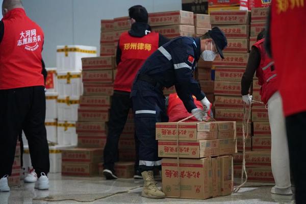 志愿者齐声高呼“上海加油” 河南援沪一万余箱物资全部发出