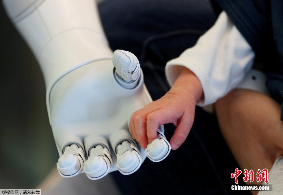 比利时医院任用机器人新员工 与新生儿握手超温馨