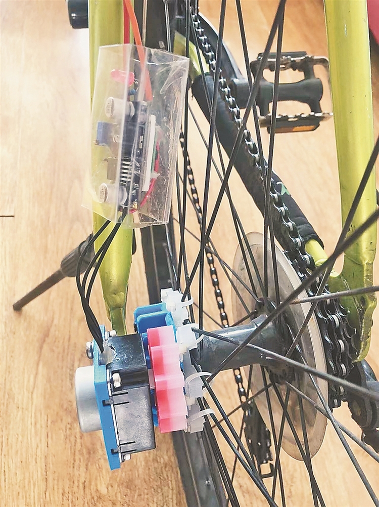 騎自行車順便給手機充電寶手環充個電 高中生的發明將參加全國大賽