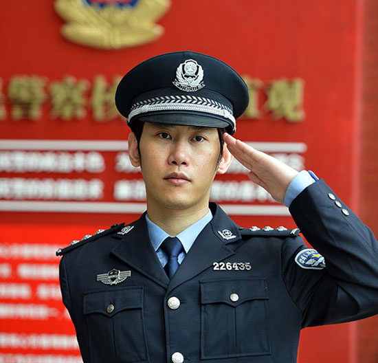 独臂民警陈冰:坚守刑侦一线的当代"保尔"