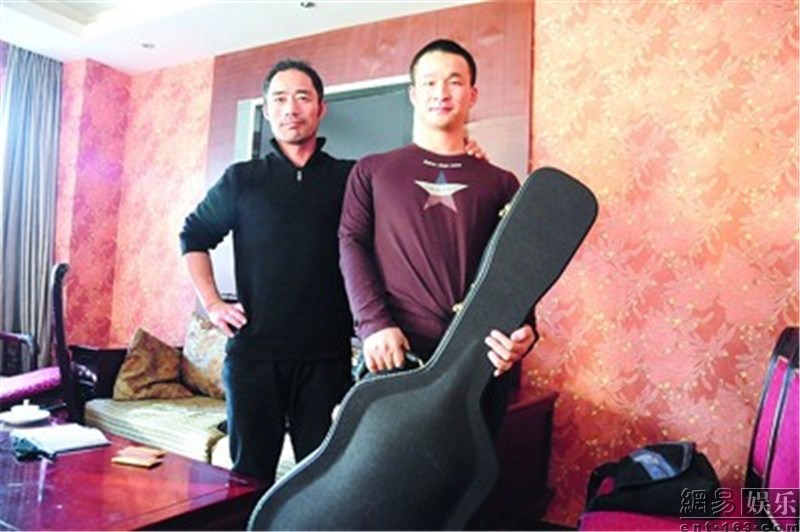 揭乡村网红歌手现状 秋裤大叔大衣哥上榜