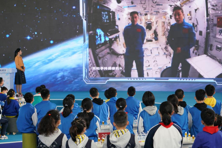 Çinli taykonotlar uzaydan canlı yayınla ders veriyor