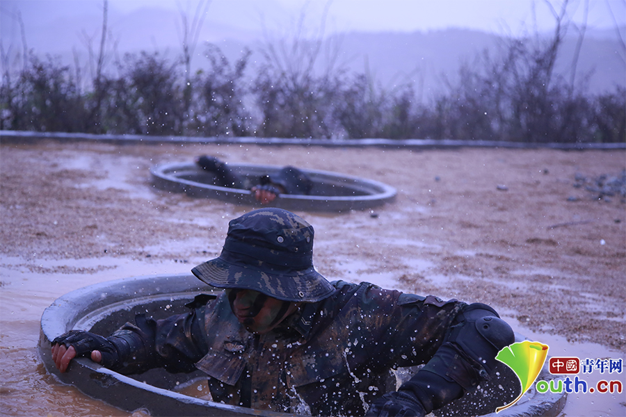 【党的十九大精神进军营】猛虎出林啸九天!导弹劲旅雨中实战砺精兵