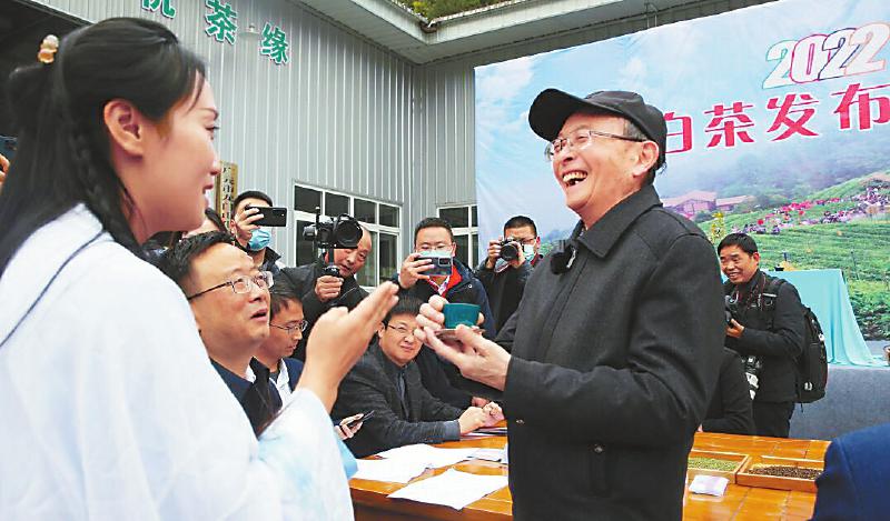 （转载）广元青川“白叶一号”首次大规模采摘 第一杯茶敬“浙江亲人”