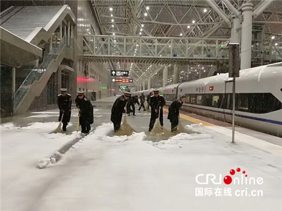 （已过审 供稿 平安江苏图文 三吴大地南京）南京铁路打响除冰扫雪战 确保安全畅通