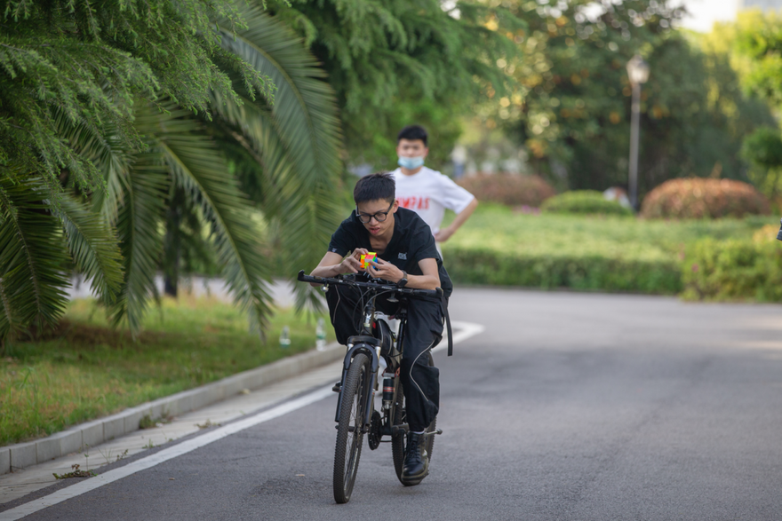 Chen Xinyun, "Rubik's Cube Boy" of Wuhan Business University in Hubei Province Expected to Break World Record_fororder_图片1