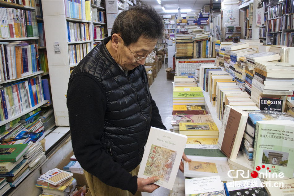 在巴黎方寸書店內傳播中華文化的書店老闆(組圖)