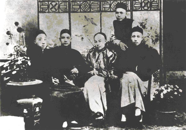 “四大寇”照片（前排從左到右分別為楊鶴齡、孫中山、陳少白、尤列）