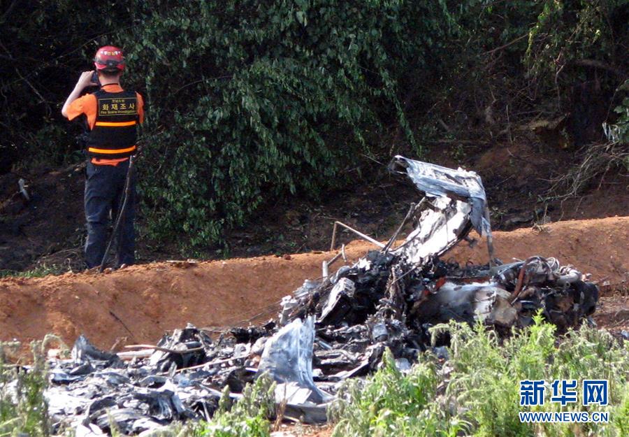 韩国南部一轻型飞机坠毁致3人死亡