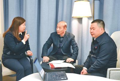 全国政协委员许强,刘以勤,郑鈜(从左至右)在一起交流讨论,完善相关