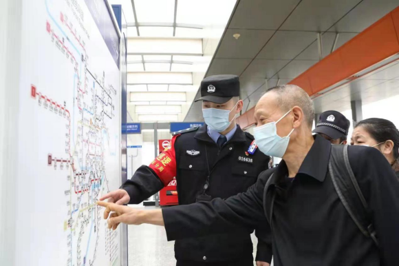 【原创】重庆轨道民警为市民找回遗失耳蜗_fororder_图片3(1)
