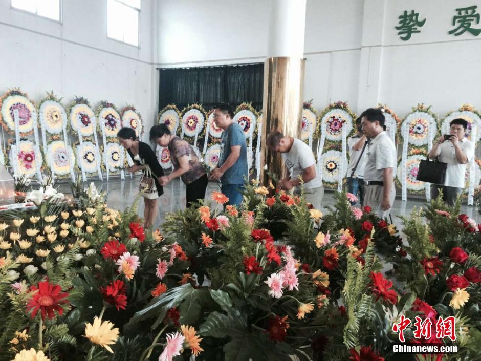 “最美教师”蒋国珍追悼会 数千民众自发悼念