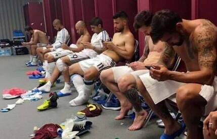 低頭族遍全球 阿根廷球員坐1排光膀子玩手機