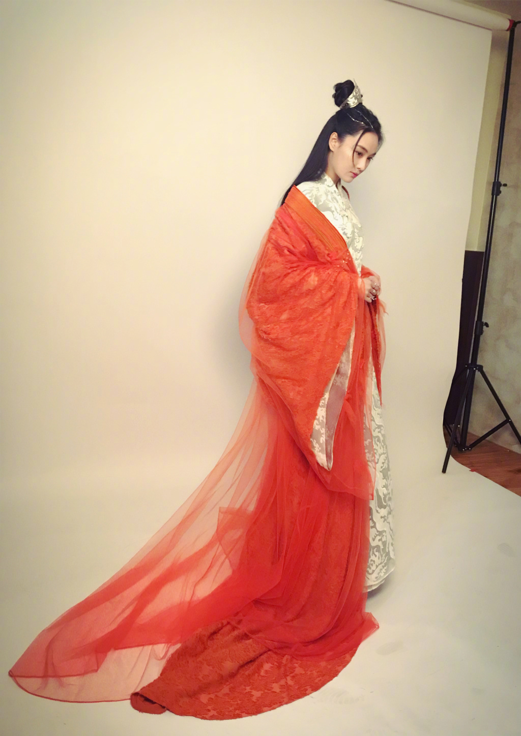 张馨予红衣飘飘仙气足无惧偶像包袱晒吃瓜表情包