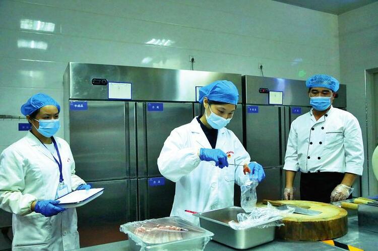 南宁市食品安全责任保险推广运营中心揭牌成立 “舌尖安全”有保障