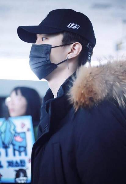 范丞丞全副武装现身机场 粉丝调侃裹成什么样都能认出来