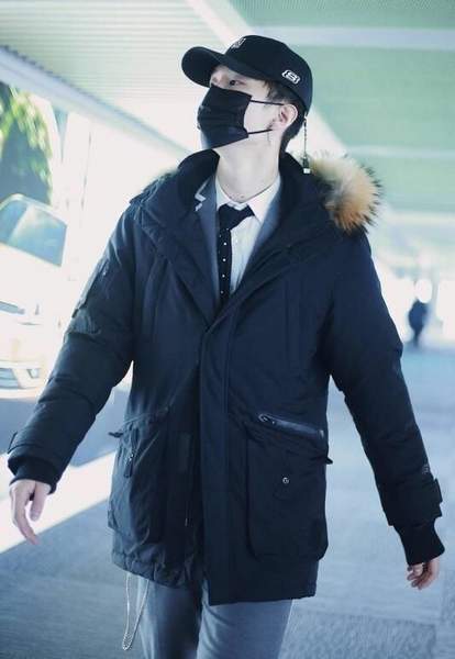 范丞丞全副武装现身机场 粉丝调侃裹成什么样都能认出来