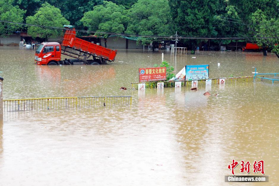 中国南方遭暴雨袭击 多地出现洪涝