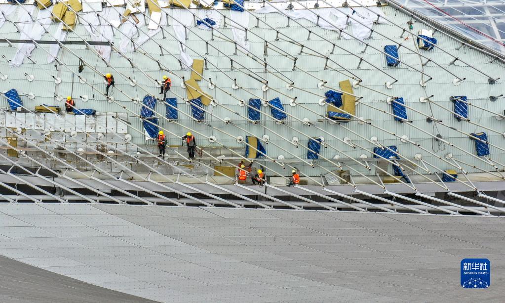 重庆龙兴足球场进入金属屋面及幕墙装饰装修施工收尾阶段